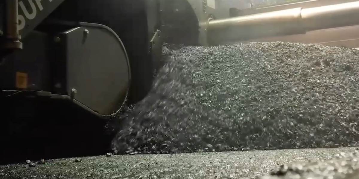 Pavimentación nocturna con mezcla asfáltica con RESIN8