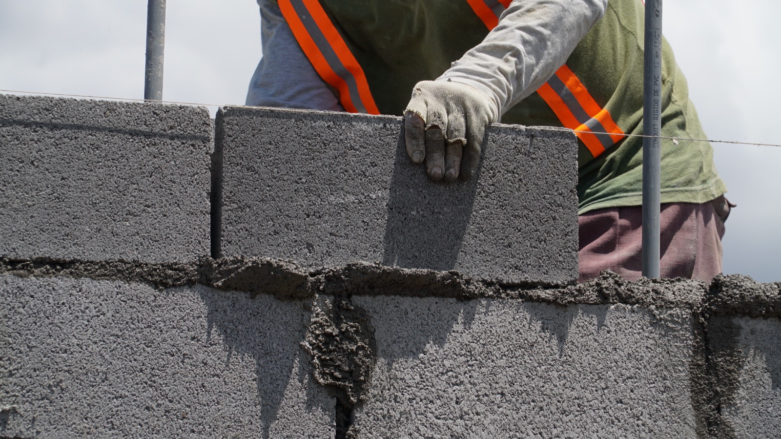 Trabajador colocando un block con RESIN8